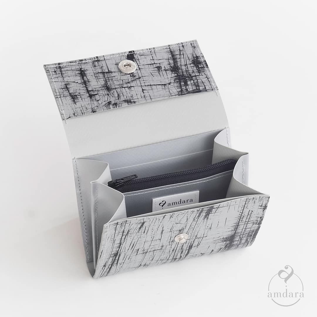 Mittelgrosses Portmonee aus Blache