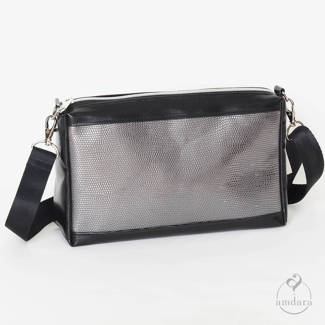 Crossbodybag Ronja, Umhängetasche aus Blache, handmade by amdara, Silver Struktur auf schwarz