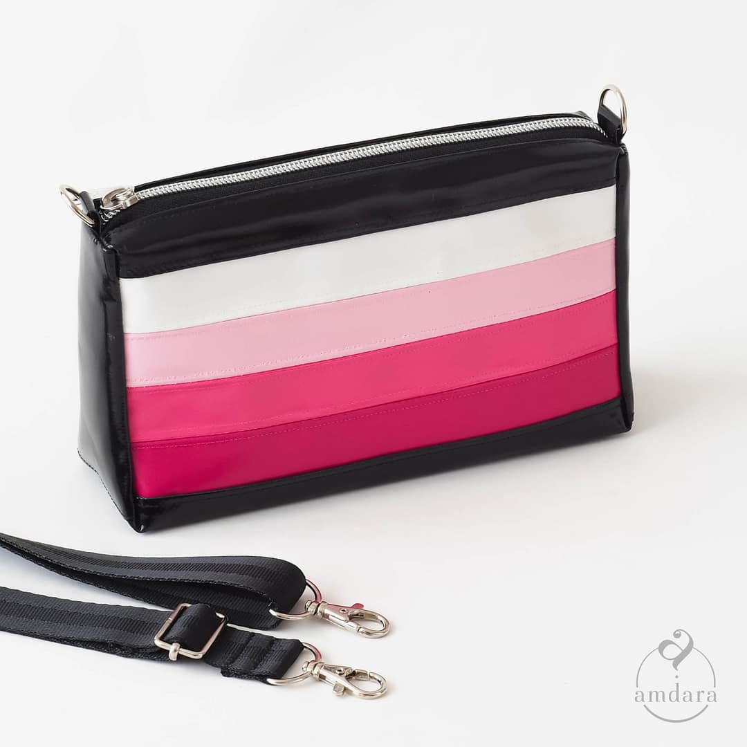 Crossbodybag Ronja, Umhängetasche aus Blache, handmade by amdara, Silver Struktur auf schwarz