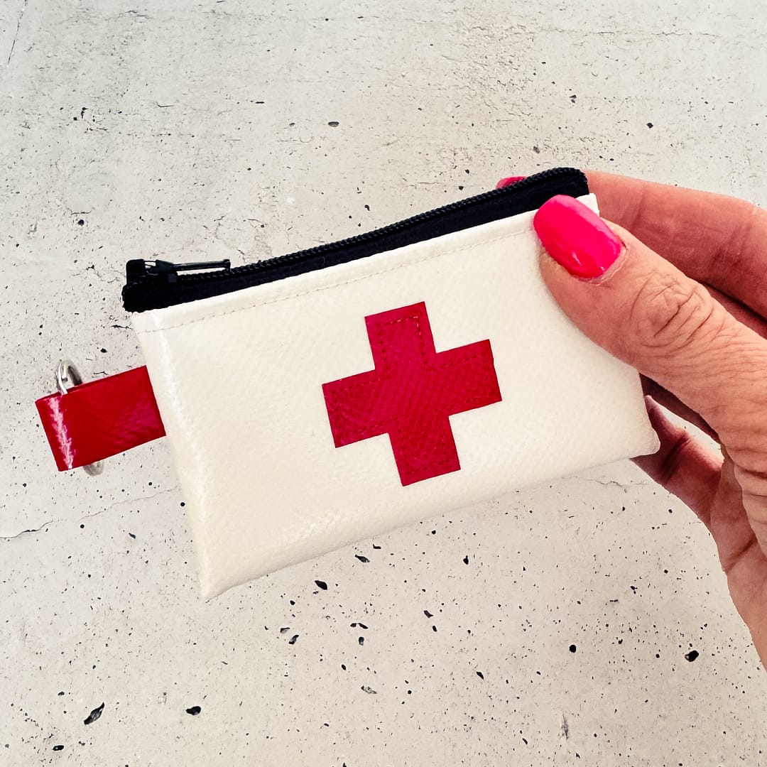 Apotheke mini isoliert, Täschchen / Anhänger für Notfall Medikamente isoliert