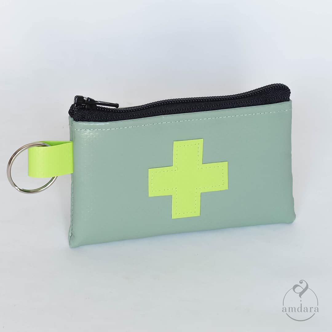 Apotheke mini isoliert, Täschchen / Anhänger für Notfall Medikamente isoliert