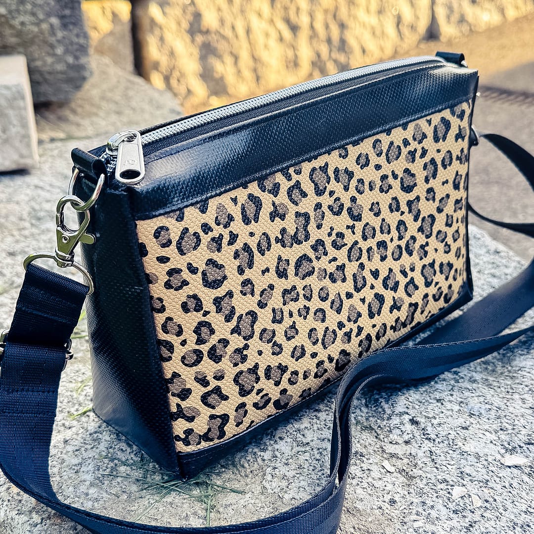 Crossbodybag Ronja, Umh&auml;ngetasche aus Blache, handmade by amdara, Schmetterling olive auf beige